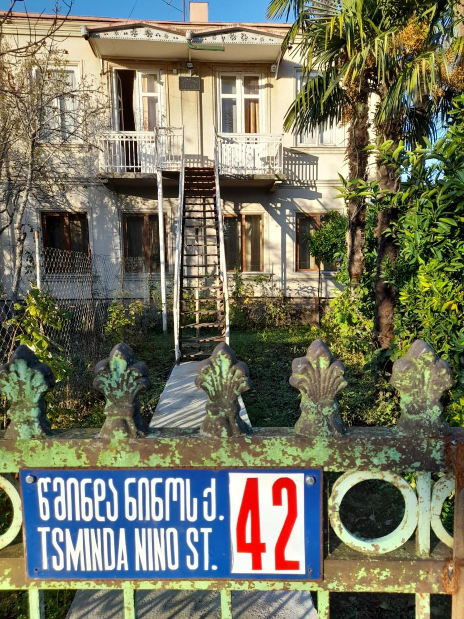 Levani's GuestHouse Zugdidi Extérieur photo
